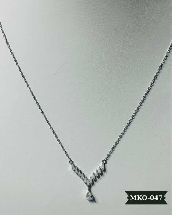 Elmas Taşlı Çelik Kolye